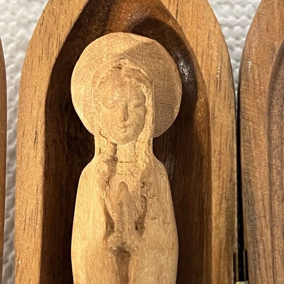 Blessed Virgin Mary Wood Carving 3-D Encased Hinged Capsule Made in Italy - Picture 12 of 17